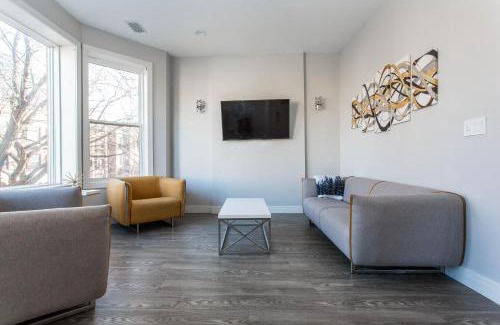 Lakeview Apartamento | Prime Location! - 1 Min Walk to Wrigley Field - 2BR Apts Perfect for Cubs Fans!