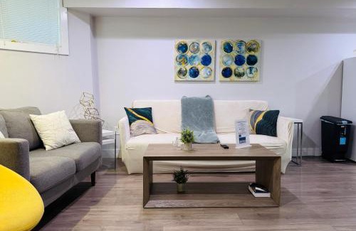 Lakeview Apartamento | Prime Location! - 1 Min Walk to Wrigley Field - 2BR Apts Perfect for Cubs Fans!