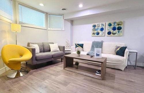 Lakeview Apartamento | Prime Location! - 1 Min Walk to Wrigley Field - 2BR Apts Perfect for Cubs Fans!