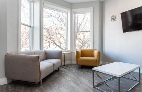 Lakeview Apartamento | Prime Location! - 1 Min Walk to Wrigley Field - 2BR Apts Perfect for Cubs Fans!