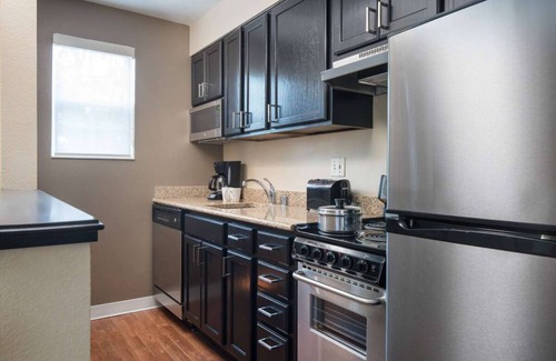 Renton Hotel | Prime Location! 2 Comfortable Units! Short Drive to Seattle Asian Art Museum