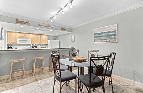 Whitney Beach Hotel | Beach Castle # 9: 2 BR / 2 BA Resort en Longboat Key por RVA, para 6 personas