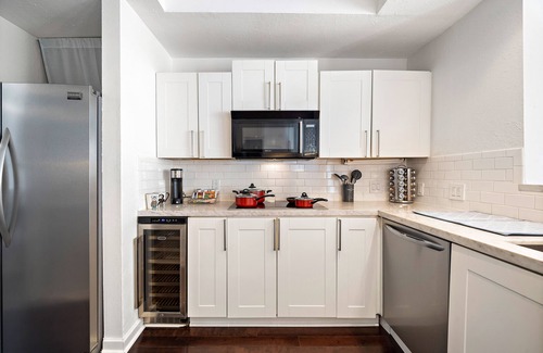 Greenway Plaza-Upper Kirby Casa | Prime Location. Luxurious 3 BR with Pool. 2 Living Rooms. Garage. 4 Balconies.