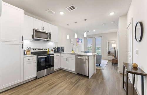 Windsor Park Apartamento | Prime Soco Airy 1BR King Suite w Pool Parking