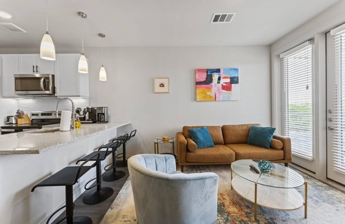 Windsor Park Apartamento | Prime Soco Airy 1BR King Suite w Pool Parking