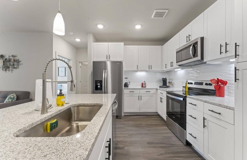 Windsor Park Apartamento | Prime Soco Charming 1BR King Suite w Pool Parking