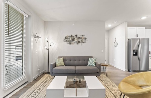 Windsor Park Apartamento | Prime Soco Charming 1BR King Suite w Pool Parking