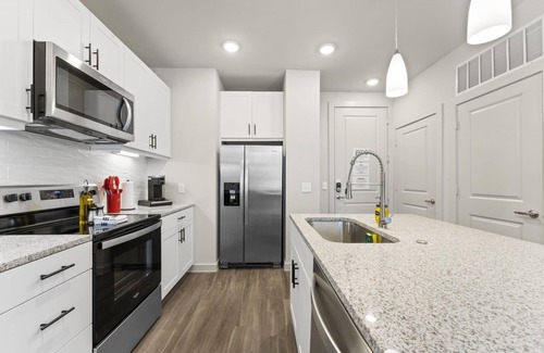 Windsor Park Apartamento | Prime Soco Charming 1BR King Suite w Pool Parking