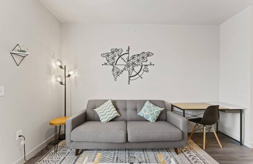 Windsor Park Apartamento | Prime Soco Charming 1BR King Suite w Pool Parking