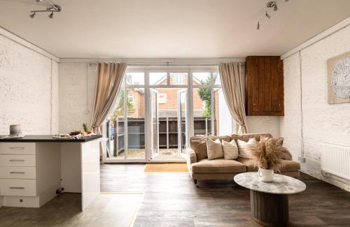 Blandford Saint Mary Casa | Primrose - Holiday Cottage with Private Vineyard