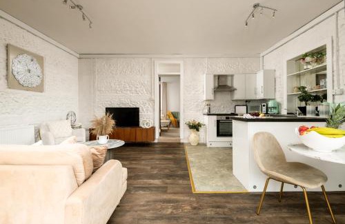 Blandford Saint Mary Casa | Primrose - Holiday Cottage with Private Vineyard