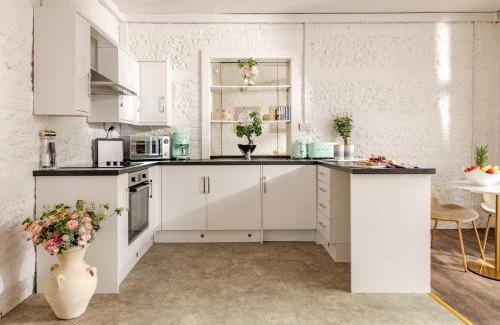 Blandford Saint Mary Casa | Primrose - Holiday Cottage with Private Vineyard