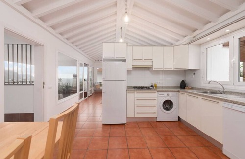 La Mancha Apartamento | Piscina privada climatizada, vistas mar & Teide, wifi, concierge en Villa [apt G]