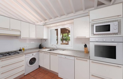 La Mancha Apartamento | Piscina privada climatizada, vistas mar & Teide, wifi, concierge en Villa [apt G]