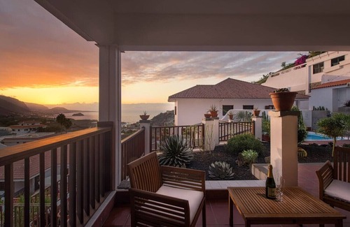 La Mancha Apartamento | Piscina privada climatizada, vistas mar & Teide, wifi, concierge en Villa [apt G]