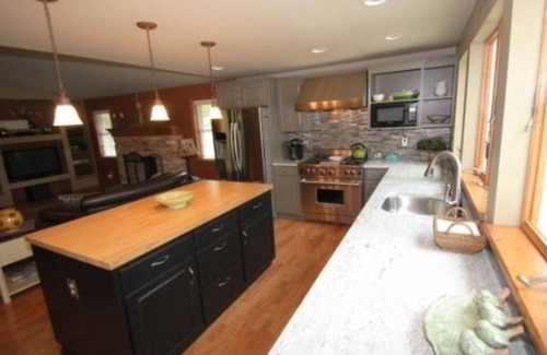 Pocono Lake Casa | Resort privado frente al lago con 200 pies de frente al lago, gran patio trasero y hoguera.