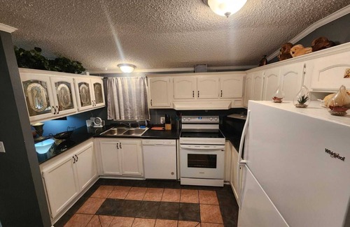 Raleigh Cabina | Private 3-BR Guest House with Full Amenities and Abundant Parking, near Airport.