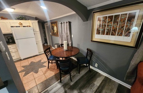 Raleigh Cabina | Private 3-BR Guest House with Full Amenities and Abundant Parking, near Airport.