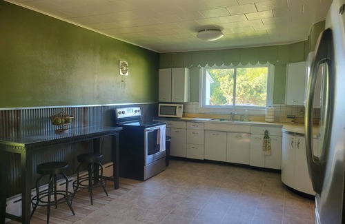 Chelsea Casa | Private, 4-bedroom country house in Chelsea. Located on the Iowa River.