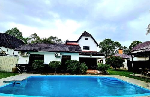 Alor Gajah Villa | Private 4Bedroom Villa Pool,BBQ,Karaoke, Afamosa Resort