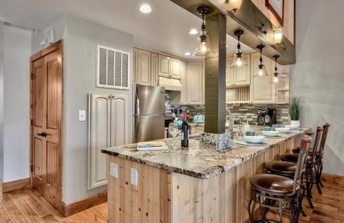 South Lake Tahoe Casa | Private beach, Close to ski, Resort Amenities!