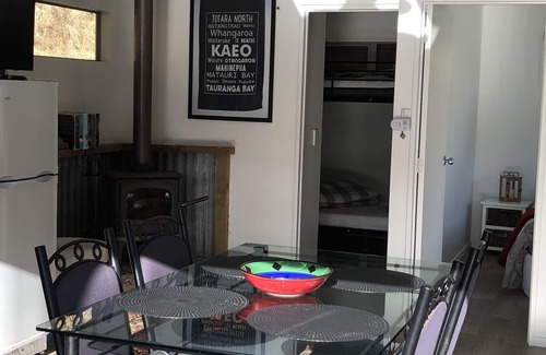 Matauri Bay Cabina | Cabaña de playa privada con rampa para botes en una propiedad costera de 60 acres