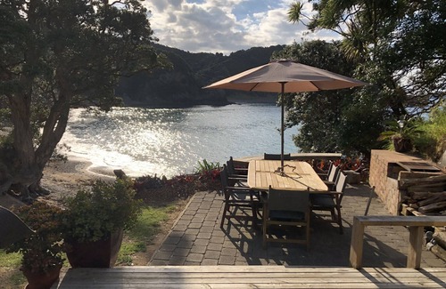 Matauri Bay Cabina | Cabaña de playa privada con rampa para botes en una propiedad costera de 60 acres