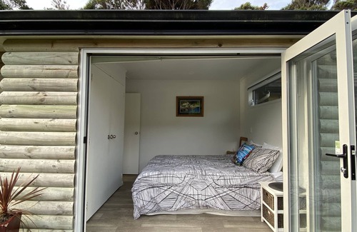 Matauri Bay Cabina | Cabaña de playa privada con rampa para botes en una propiedad costera de 60 acres