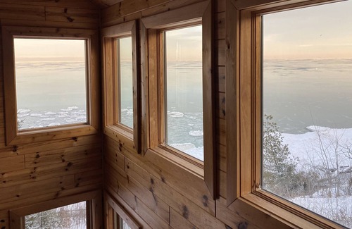 Cheboygan Cabaña | 300 pies de fachada de agua privada en un lote de 9,6 acres