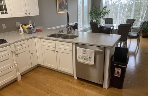 Pittsburg Casa | Private brick home in the woods near lake