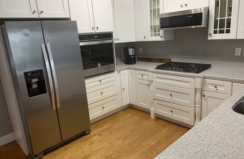 Pittsburg Casa | Private brick home in the woods near lake