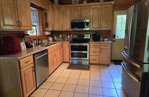 Jesup Cabina | Private Cabin on 40 acres! Fish-Hunt-Dog Friendly 2 Ponds, Fireplace, Secluded