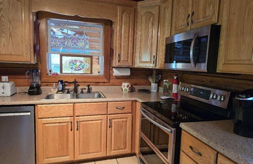 Jesup Cabina | Private Cabin on 40 acres! Fish-Hunt-Dog Friendly 2 Ponds, Fireplace, Secluded