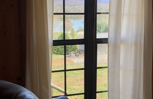 Hayesville Cabina | Cabaña privada con vistas al lago y al monte, acceso de 1 milla al lago, ubicación conveniente.