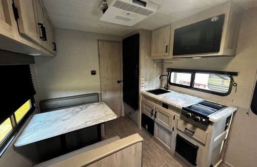 Martinsville Alquiler De RV | Private campground with camper rental in charming Ridgeway