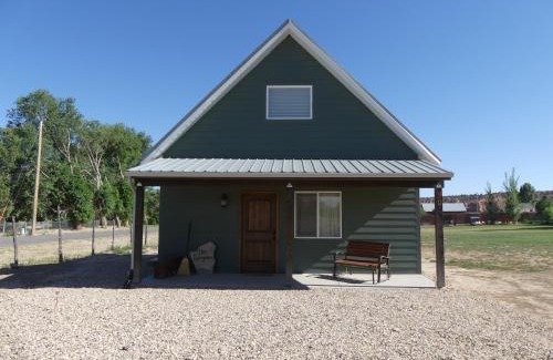 Cannonville Casa | Private, Charming Cabin - Sleeps 5 - The Evergreen - Bryce Canyon National Park