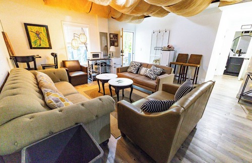 Athens Cama Y Desayuno | Private & Cozy whole basement suite in peaceful Athens with AC, WiFi, and pool