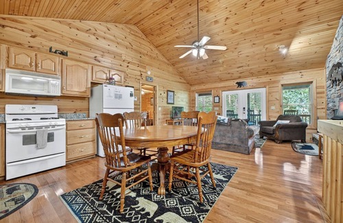 McCaysville Cabina | Private Creek Pier, Firepit Under the Stars & Game Room Near Appalachian Fun - The Water's Edge