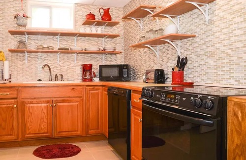 Kingston Lakes Apartamento | Private DayLight Basement, Own Entrance, 1800 s/f