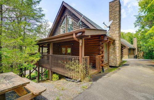 Sevierville Casa | Private Deck Lake Resort Cabin in Sevierville!