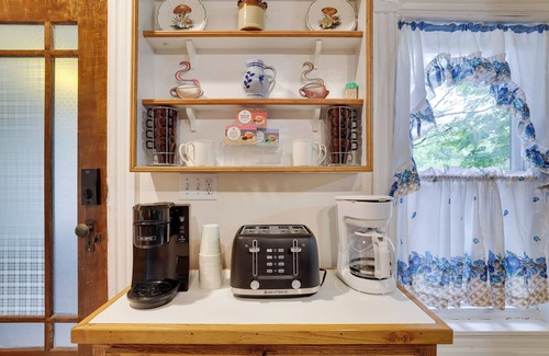 Beach Lake Casa | Private Farm House with Pond and A/C in Beach Lake