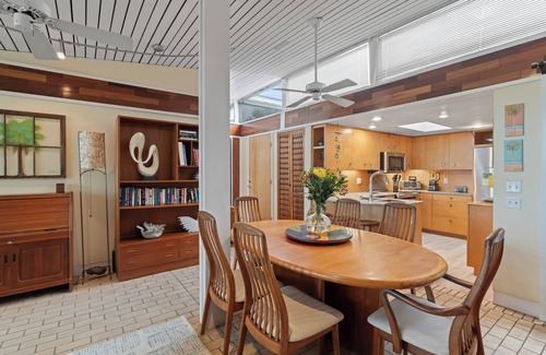 Atlantic Beach Condominio | Gran unidad frente al mar en una finca moderna de mediados de siglo