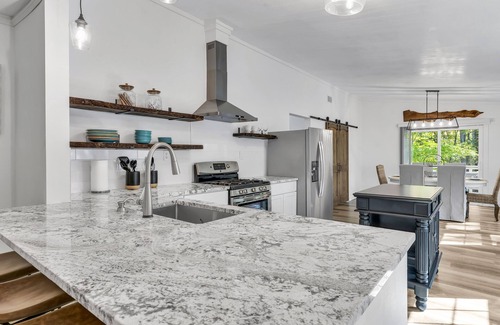 Karnack Casa | Private home located on the water!🎣 🛶 5 KAYAKS INCLUDED with your stay for FREE!