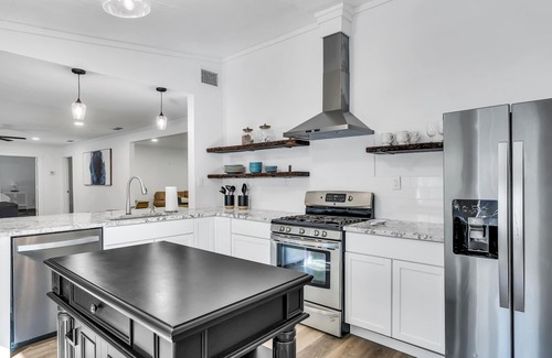 Karnack Casa | Private home located on the water!🎣 🛶 5 KAYAKS INCLUDED with your stay for FREE!