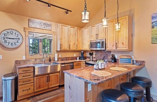 Steamboat Springs Casa | Private Hot Tub - Huge Covered Deck- Garage - On Ski Bus Route