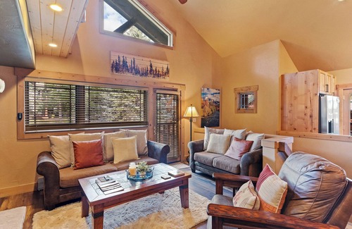 Steamboat Springs Casa | Private Hot Tub - Huge Covered Deck- Garage - On Ski Bus Route