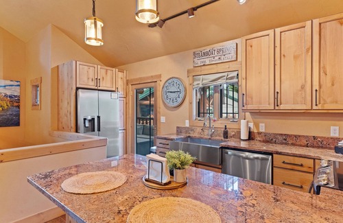 Steamboat Springs Casa | Private Hot Tub - Huge Covered Deck- Garage - On Ski Bus Route