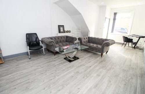 Bradford Casa | Private House Sleeps 9 with Wi-Fi