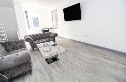 Bradford Casa | Private House Sleeps 9 with Wi-Fi