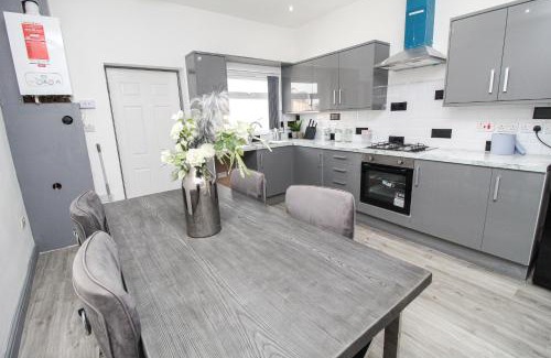 Bradford Casa | Private House Sleeps 9 with Wi-Fi